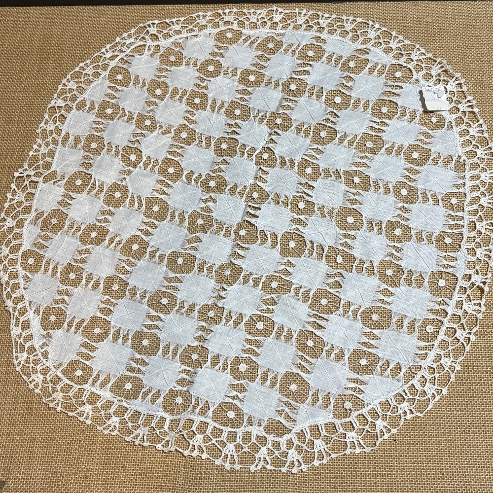 VTG Linen Drawn Pulled Thread Embroidery Lace Doily NEW NWT‎ Crochet border 19"